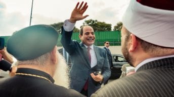 عودة الرئيس السيسي إلى القاهرة: "إحنا جامدين أوي" (فيديو صور)