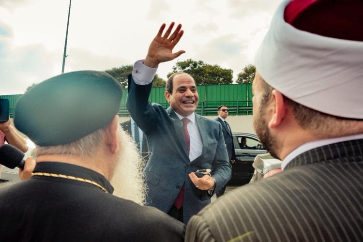 عودة الرئيس السيسي إلى القاهرة: "إحنا جامدين أوي" (فيديو صور)
