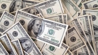 تذبذب أسعار العملات والذهب والدولار يتراجع قرشين