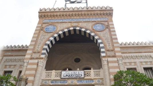 وزارة الأوقاف تحيل مسئولا للتحقيق بعد حديثه عن مرتبات الأئمة