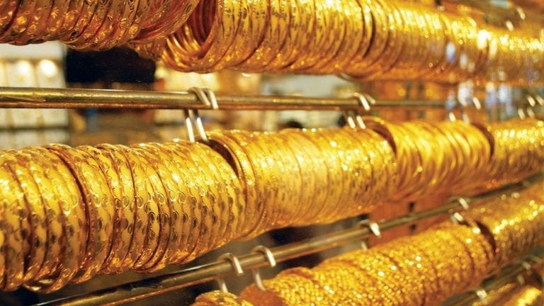 تراجع أسعار العملات والذهب ينخفض 5 جنيهات