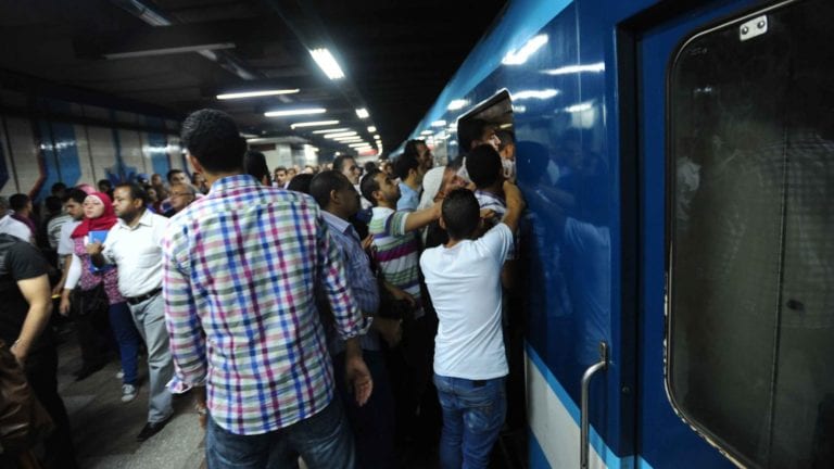 توقف 3 محطات في مترو الخط الأول بعد سقوط رافعة ونش (صور)