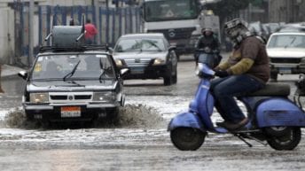 مياه الأمطار تغرق شوارع القاهرة والجيزة وتسبب شللا مروريا (صور)