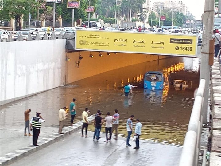 مياه الأمطار تغرق شوارع القاهرة والجيزة وتسبب شللا مروريا (صور)