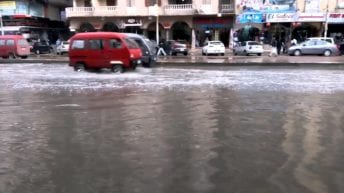 استمرار سقوط الأمطار في الإسكندرية.. برق ورعد وغرق شوارع