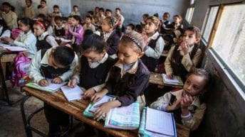 استبعاد مدير مدرسة في واقعة احتجاز تلميذة