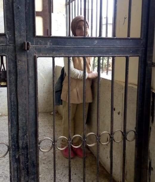 احتجاز طالبة بمدرسة