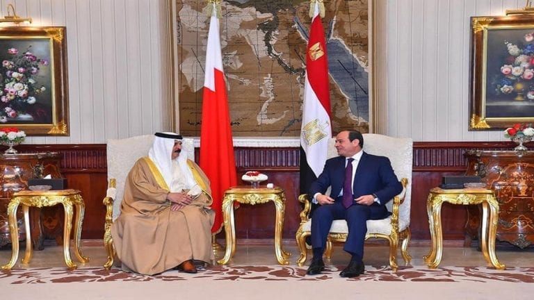 السيسي يستقبل ملك البحرين في زيارة قصيرة.. تفاصيل اللقاء