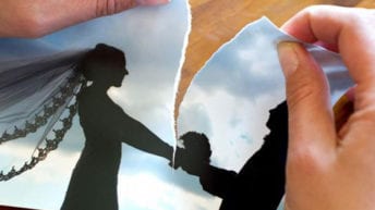 أب وأم يتركان طفليهما لمدة 4 أيام بمدخل عمارة (صور)