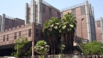 القبض على موظف بمستشفى قصر العيني: سكب الزيت فوق مقاعد الانتظار