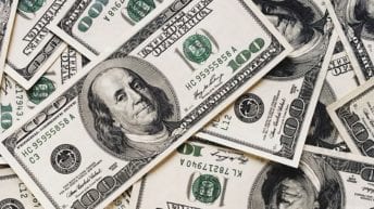 ارتفاع أسعار العملات وانخفاض الذهب