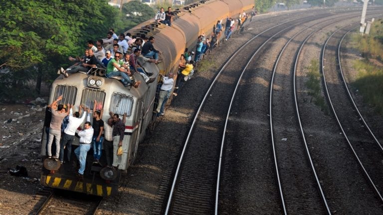 مصرع شخص سقط من فوق قطار في القليوبية: اصطدم بكوبري
