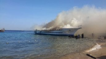 مصرع شخص وإصابة 8 بعد اصطدام مركب صيد بخط بترول في البحر الأحمر
