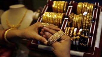الذهب يتراجع جنيها واحدا وتذبذب أسعار العملات.. عيار 21 بـ659 جنيها