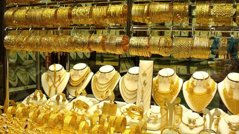 الذهب يرتفع 4 جنيهات وتذبذب أسعار العملات