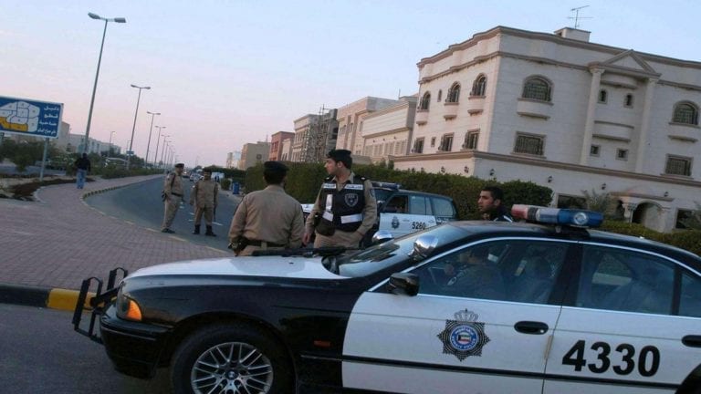 انتحار وافد مصري في الكويت يكشف عن شبكة للاتجار بالبشر