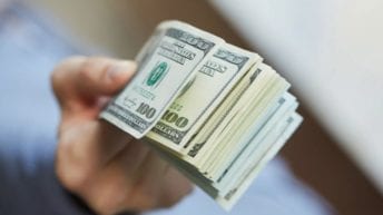 تذبذب أسعار العملات واستقرار الذهب