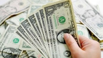 انخفاض أسعار العملات واستقرار الذهب