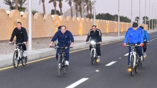 الحصاد: السيسي يتجول بالدراجة في شرم الشيخ.. وانتحار سيدة بدار مسنين