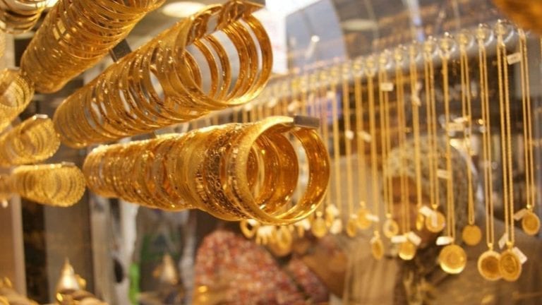 انخفاض أسعار الذهب واستقرار العملات