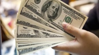 تذبذب أسعار العملات واستقرار الذهب