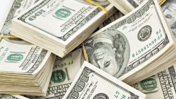 تذبذب أسعار العملات واستقرار الذهب