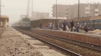 عامل يقفز من قطار في سوهاج