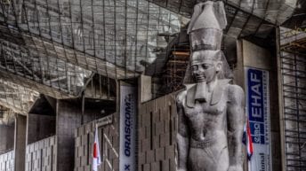 وضع قطع أثرية في المتحف المصري الكبير