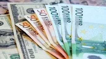 انخفاض أسعار العملات واستقرار الذهب