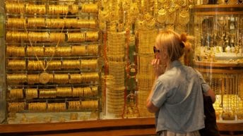 ارتفاع أسعار الذهب واستقرار العملات