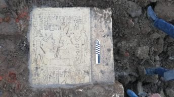 العثور على 5 كتل أثرية من مقصورة أوزيريس
