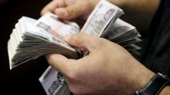 وزير المالية يتحدث مع قيادات الضرائب