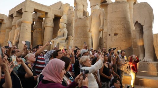 مصر تدرس منح تأشيرات سياحية لعدة سنوات.. تفاصيل