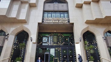 البنك المركزي: تحويلات المصريين بالخارج تصل إلى 2 مليار دولار بنهاية نوفمبر