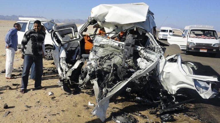 مصرع وإصابة 12 شخصا في تصادم 4 سيارات بصحراوي المنيا
