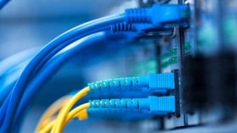 وزير الاتصالات يعلن رفع سرعات الإنترنت في مصر