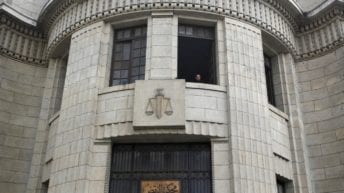 "النقض" تقرر إحالة أوراق 6 متهمين للمفتي في جريمة قتل وسطو مسلح