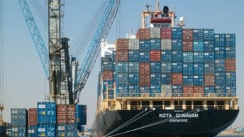 الإحصاء: انخفاض عجز الميزان التجاري 10.8% في ديسمبر الماضي